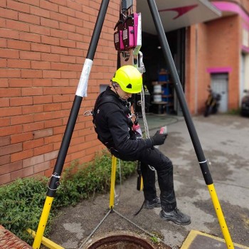 Tripode con puesto de mando principal mediante radiomando y botonera a nivel del trípode