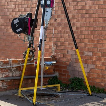 Tripé para subida e descida vertical com equipamento motorizado.